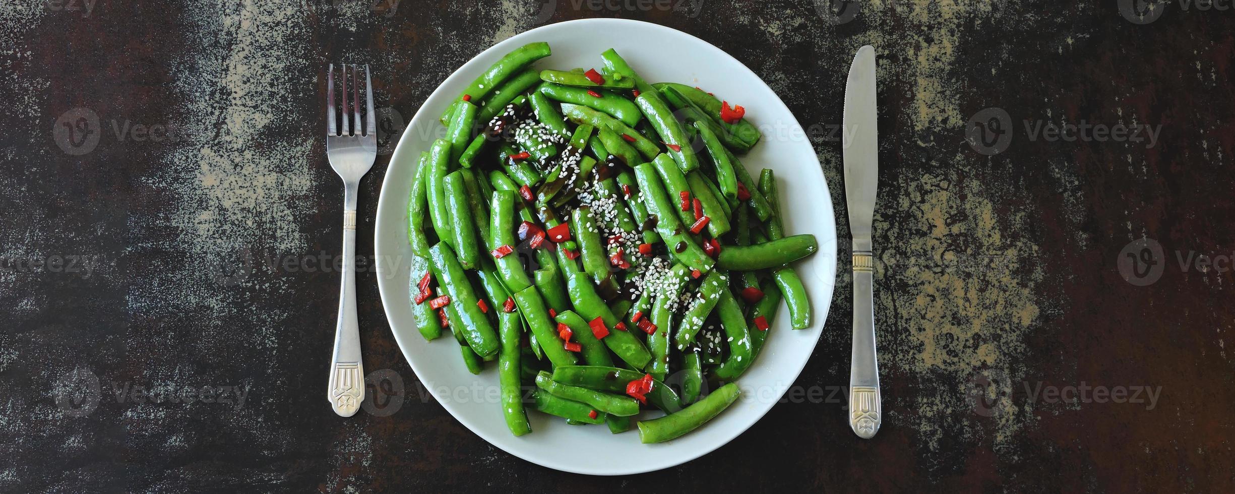 baccelli di piselli con peperoncino e sesamo foto