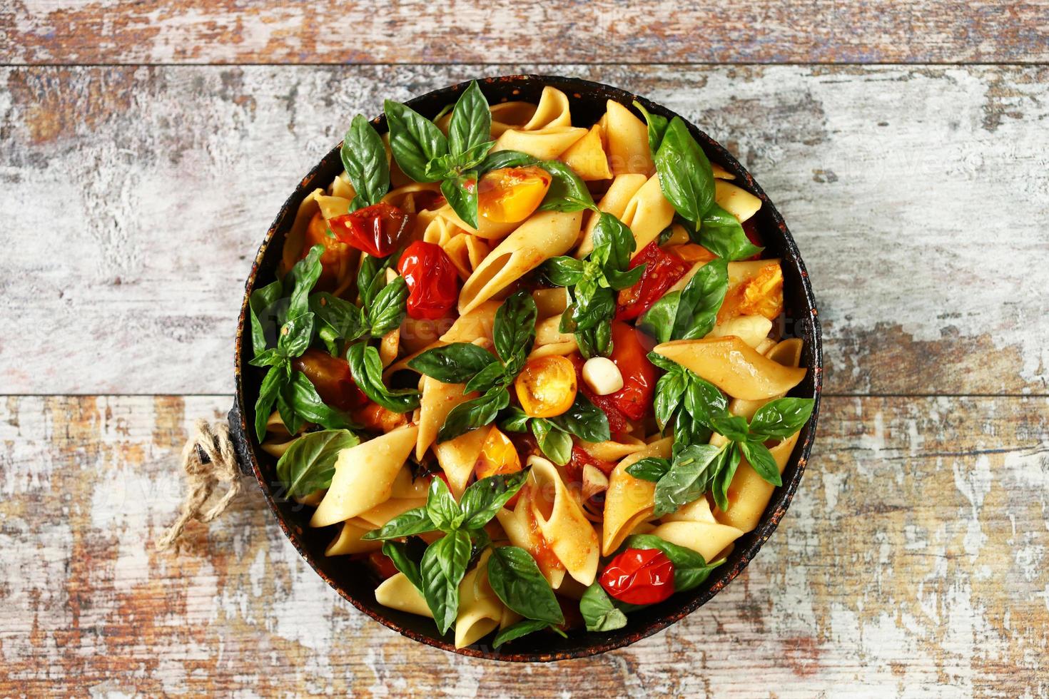 pasta in padella con pomodorini basilico e spezie foto