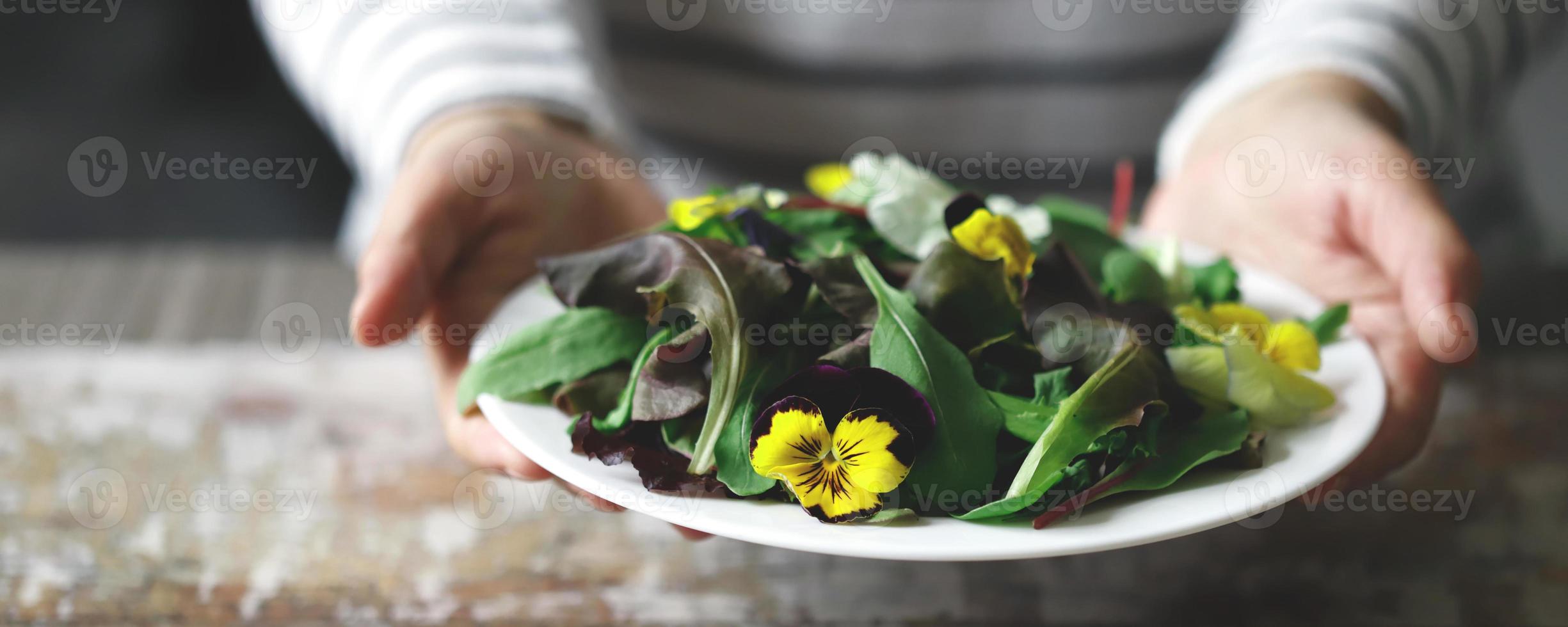sana insalata con fiori su un piatto foto
