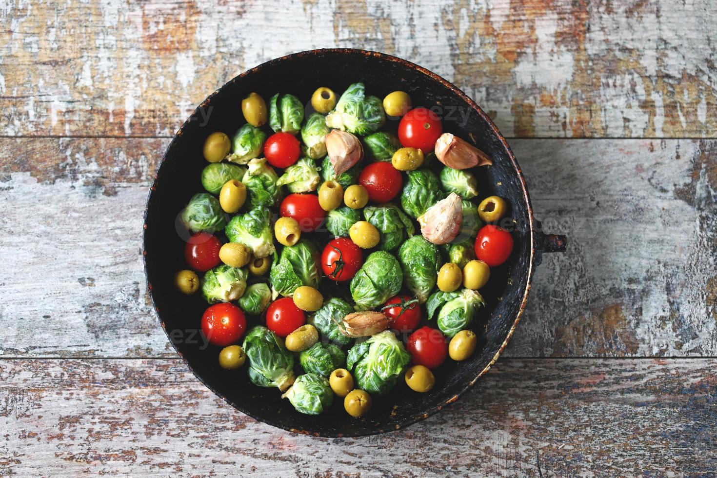 cavoletti di bruxelles con verdure ed erbe in padella foto