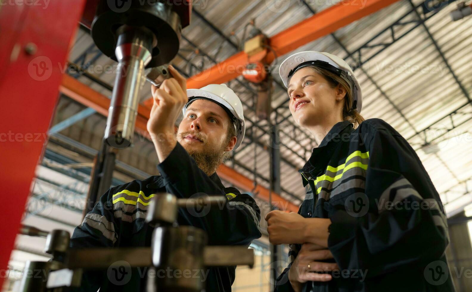 tutti e due di meccanico ingegneri siamo controllo il Lavorando condizione di il nuovo macchina dopo completando il installazione foto