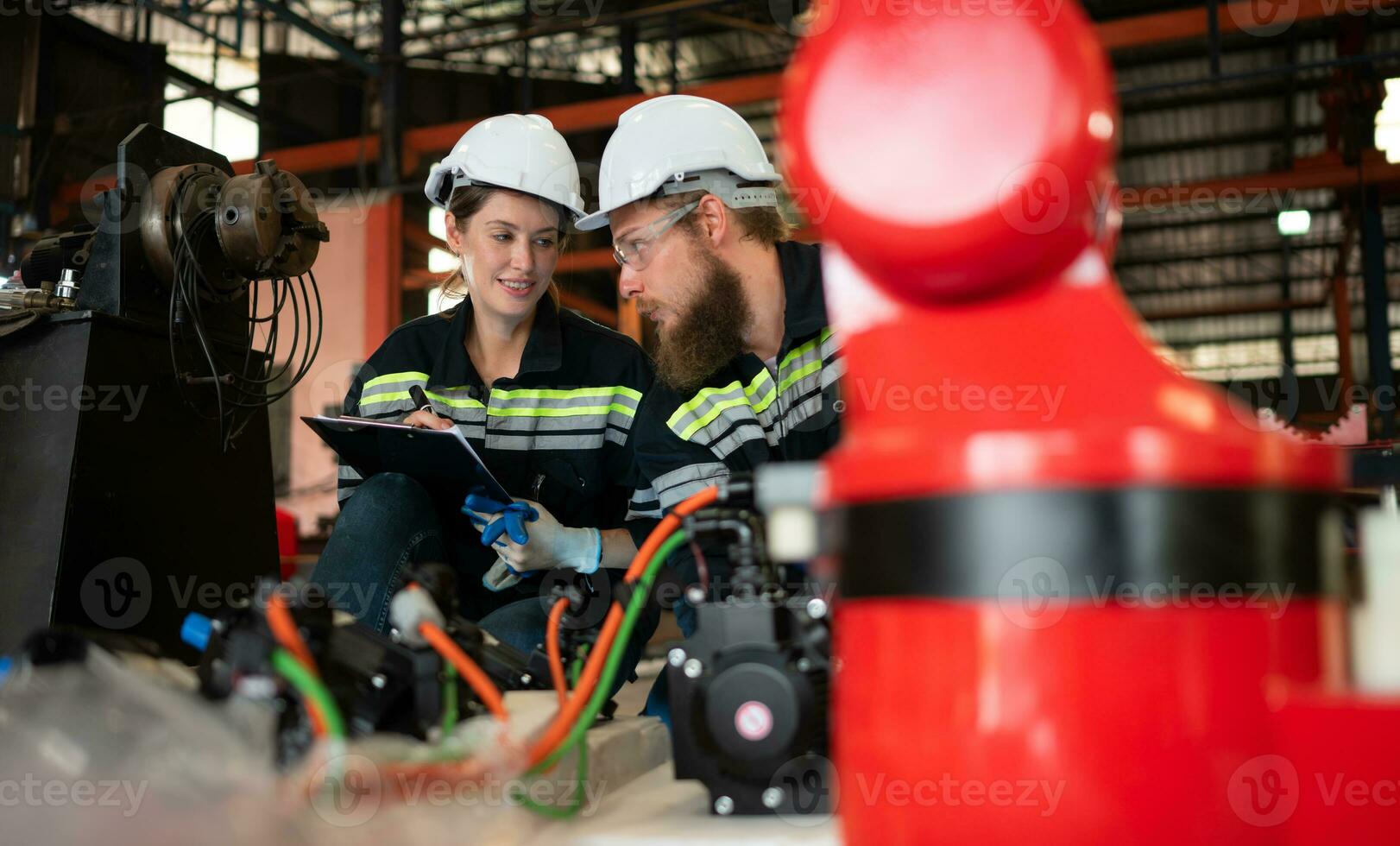 tutti e due di ingegneri installazione un' piccolo robotica braccio è essere installato per test. prima invio per i clienti per industriale uso. foto