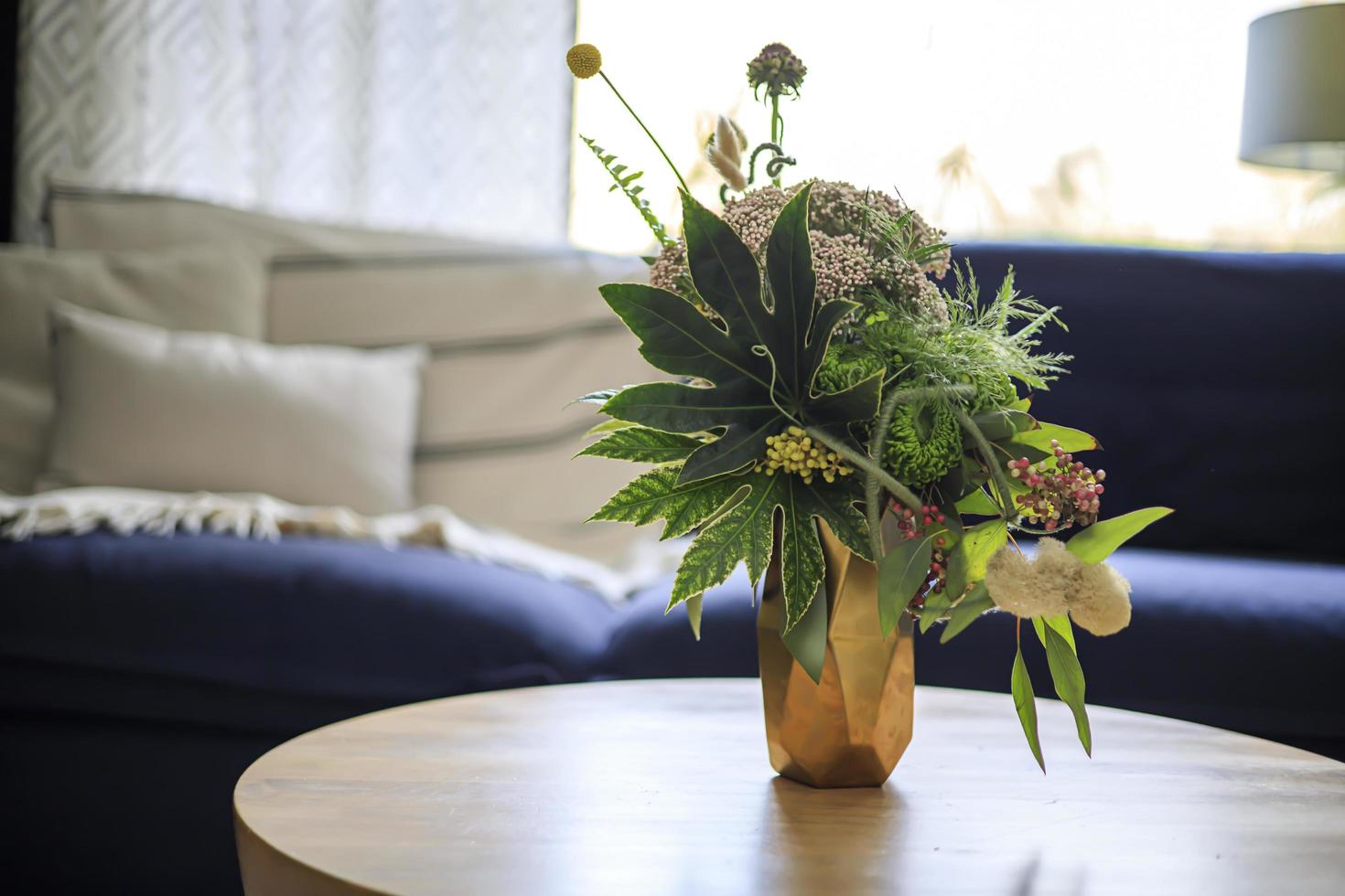 bellissimo mazzo di fiori in un vaso su un tavolo foto