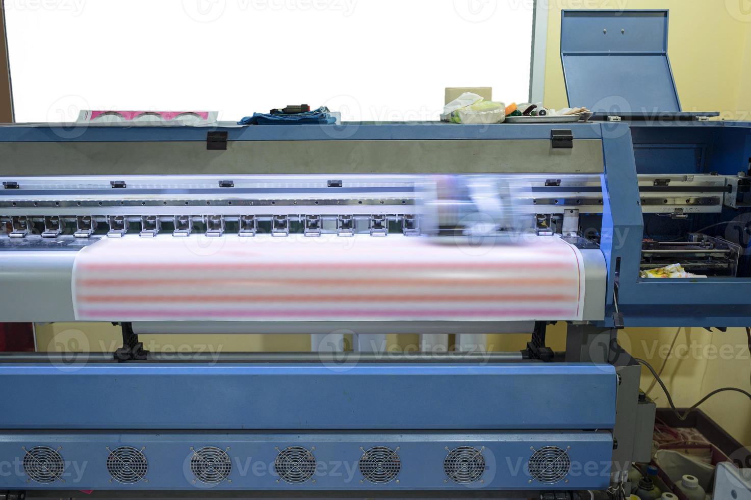 stampante a getto d'inchiostro di grande formato che lavora su fogli di adesivi foto