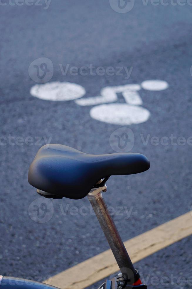 seggiolino per bicicletta nero per strada foto