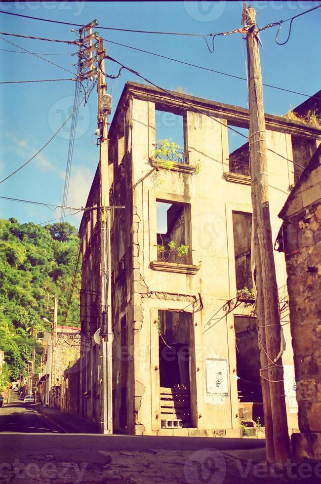 casa abbandonata con cavi elettrici foto