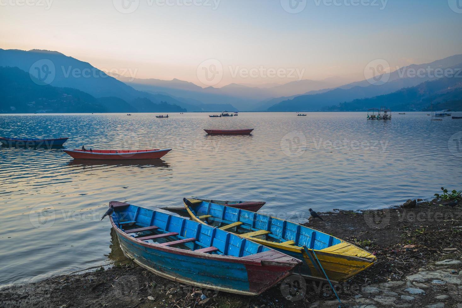 scenario di pochi lago a pokhara nepal al crepuscolo foto