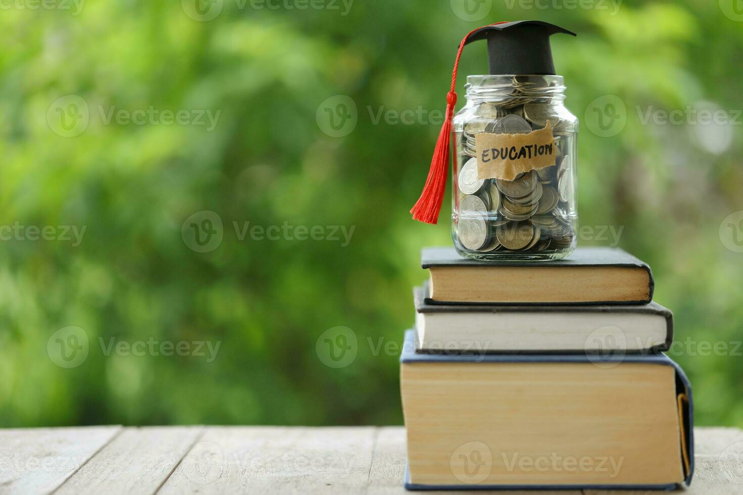 conoscenza e successo la laurea berretto su libri contro un' bellissimo natura sfondo. realizzazione sbloccato la laurea berretto e libri simboleggiare formazione scolastica risparmi e accademico crescita. foto