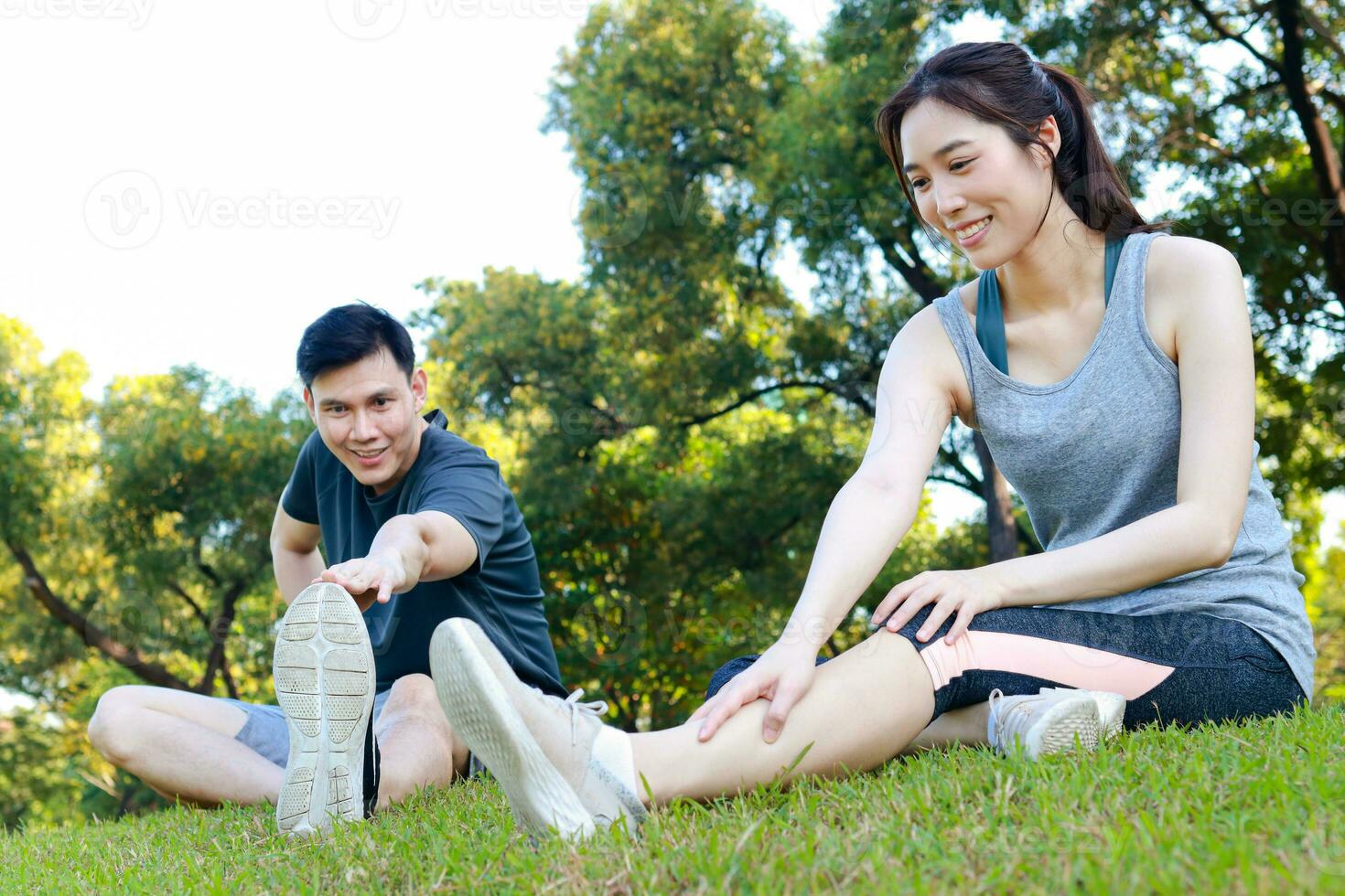 asiatico maschio e femmina coppia esercizio nel il all'aperto parco nel il mattina. essi siamo sano, sorridente e contento. fitness concetto, Salute cura foto