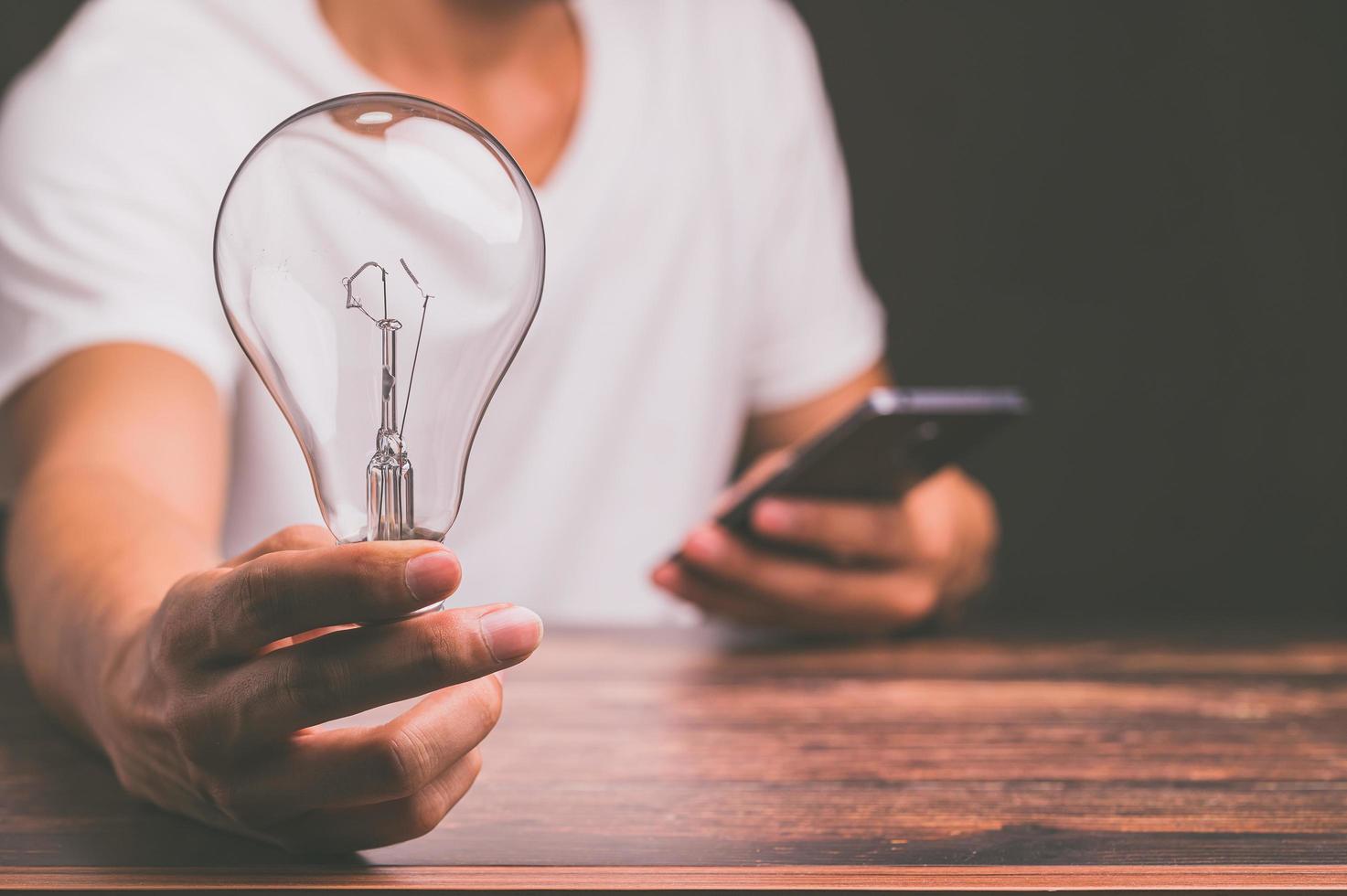 un uomo con in mano una lampadina foto