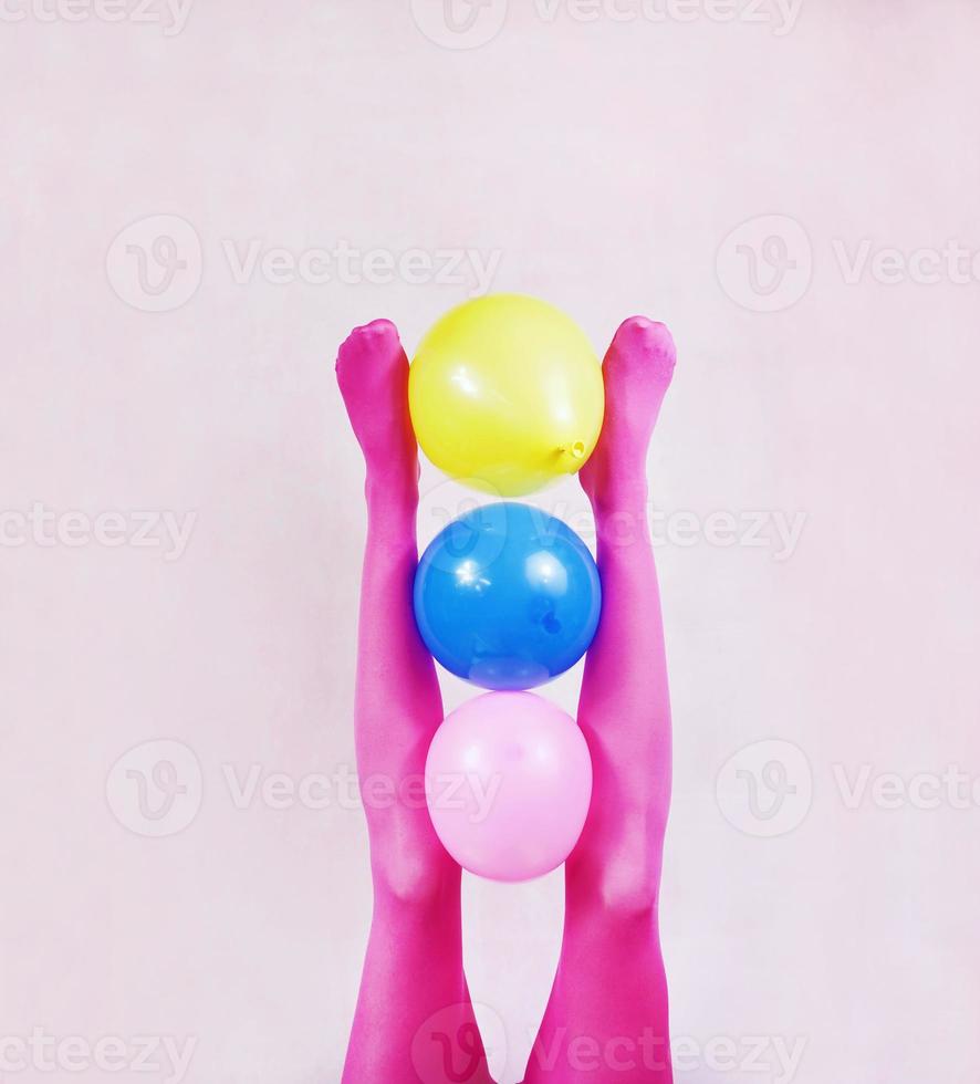 pop art sulle gambe che indossano collant rosa e tengono in mano palloncini foto