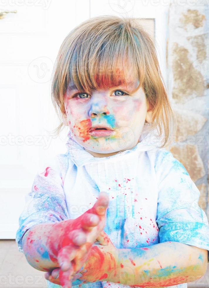 bambina sporca di vernice foto