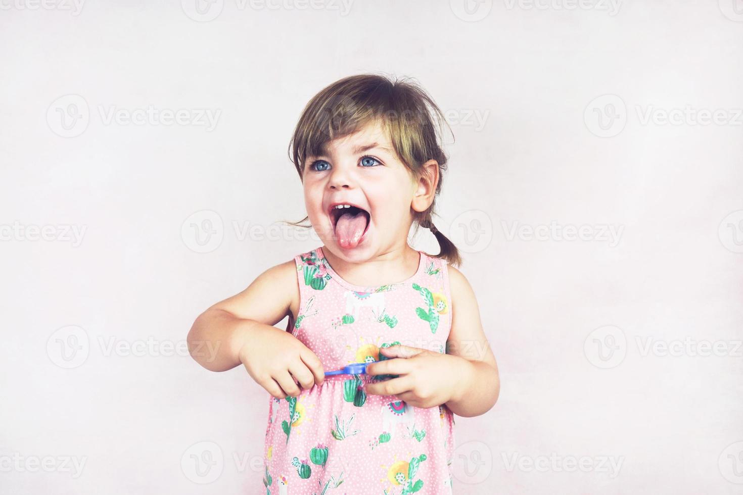 giovane ragazza piccola e divertente in una foto in studio