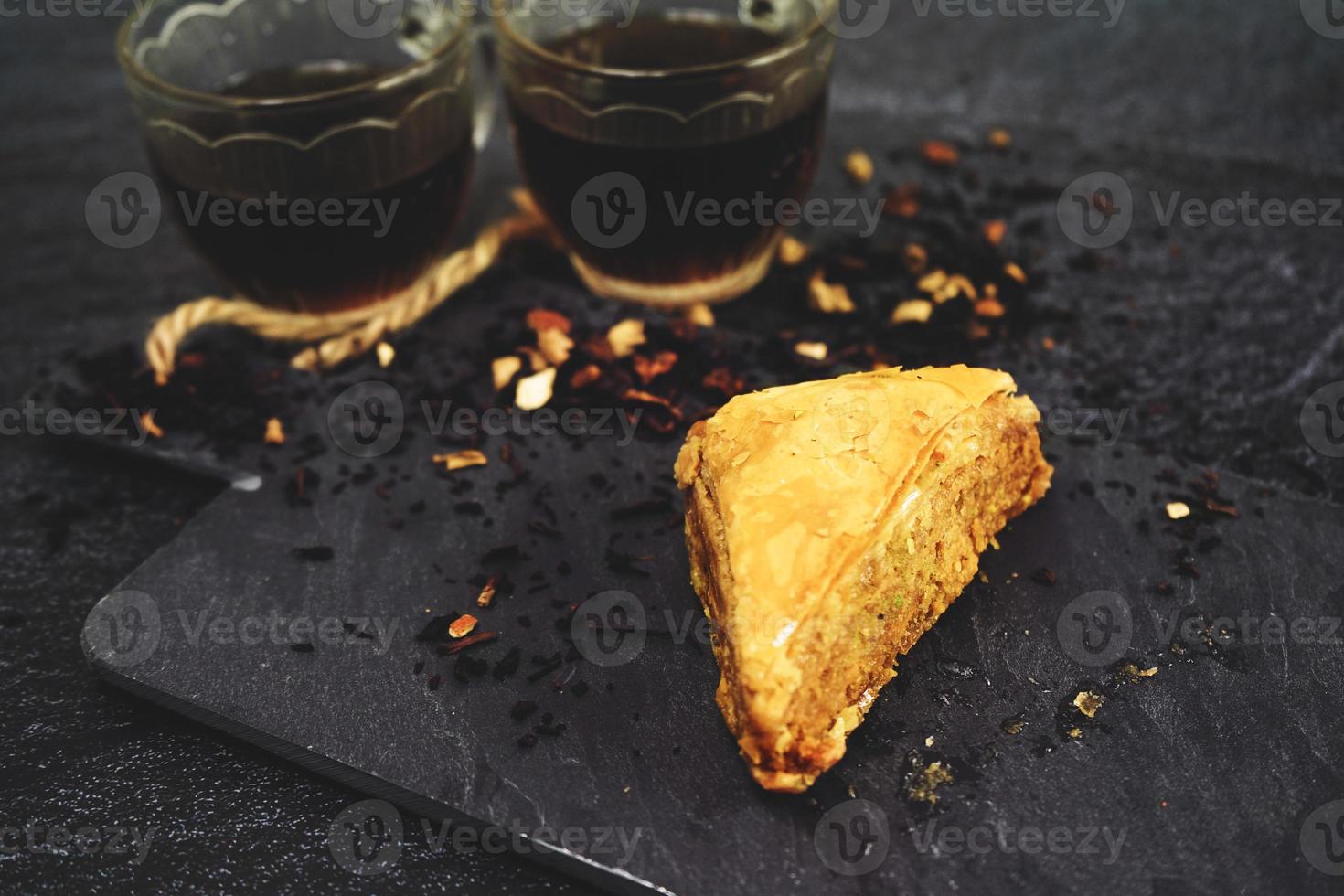 baklava turco con tè nero biologico foto