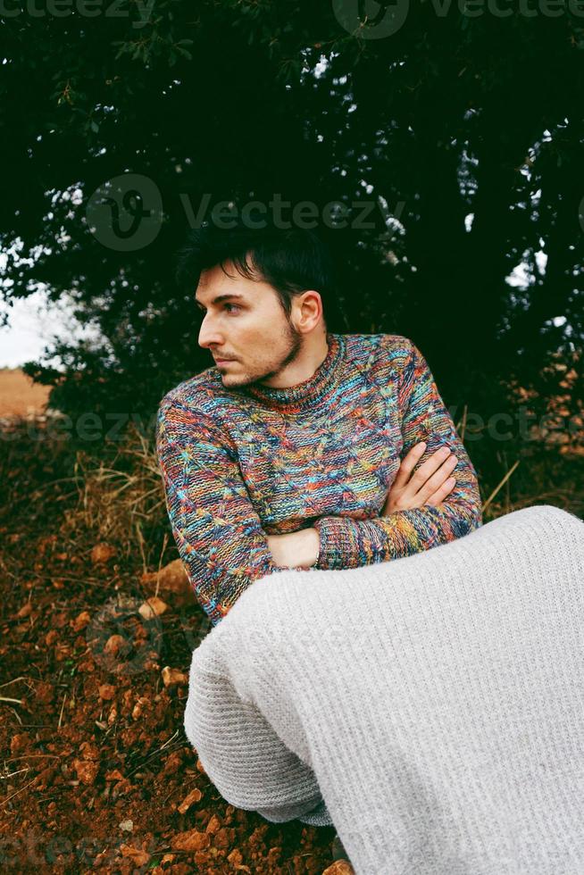 giovane uomo solo e triste di natura foto