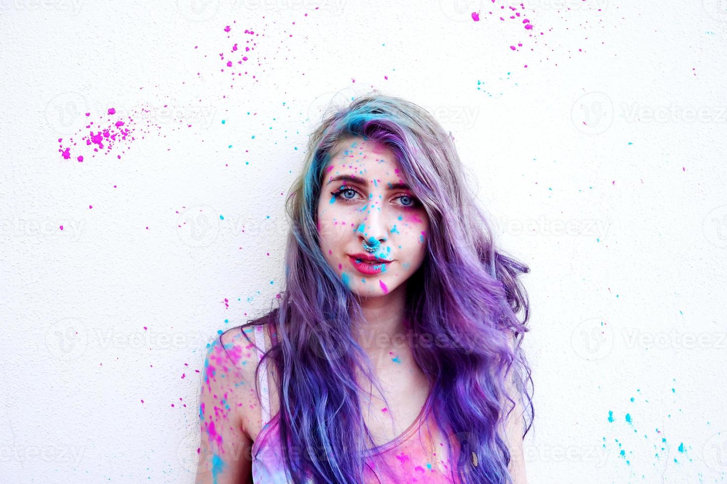 giovane donna con la vernice sulla pelle foto