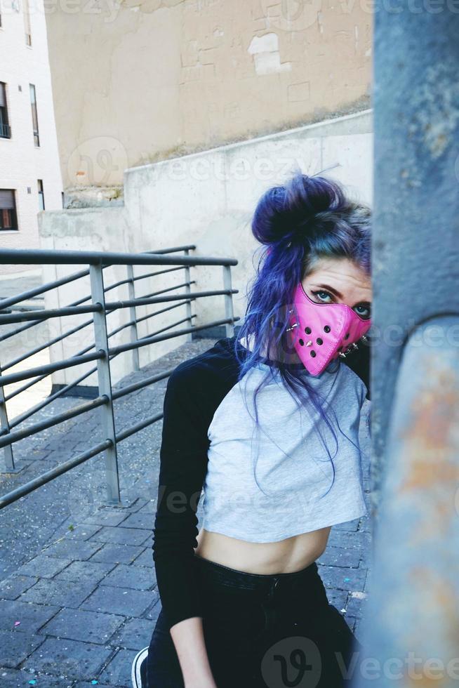 giovane donna punk che indossa una maschera rosa foto