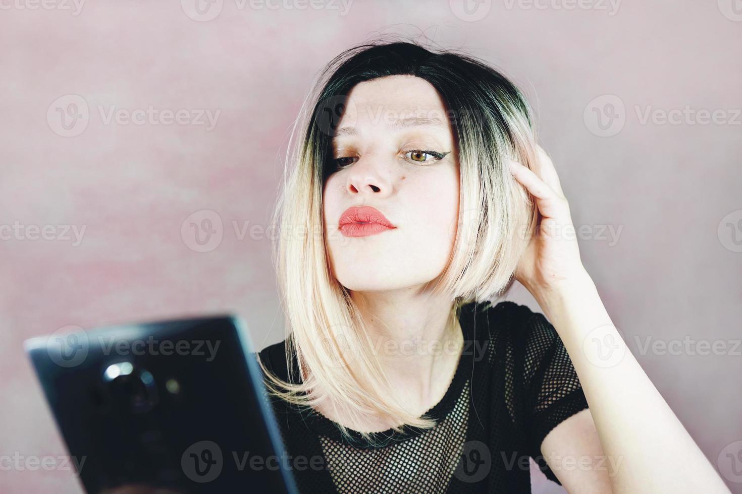 bella e bella donna con acconciatura ombre foto