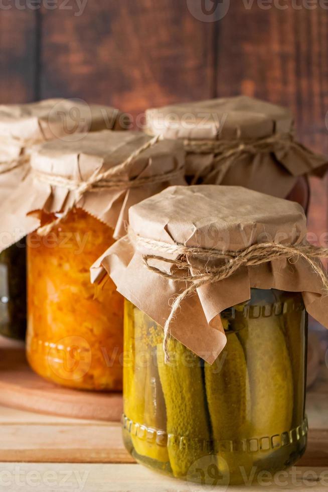 verdure di fattoria sottaceto in barattoli di vetro su fondo di legno cibo di tendenza fermentato in stile rustico foto