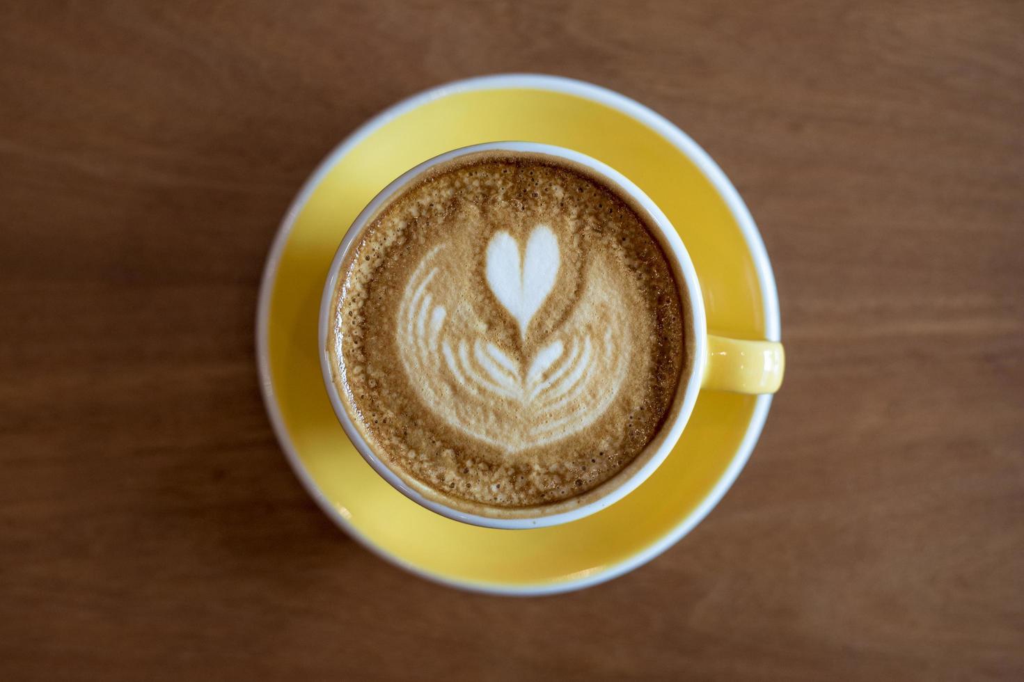 arte del latte caldo sul tavolo di legno foto