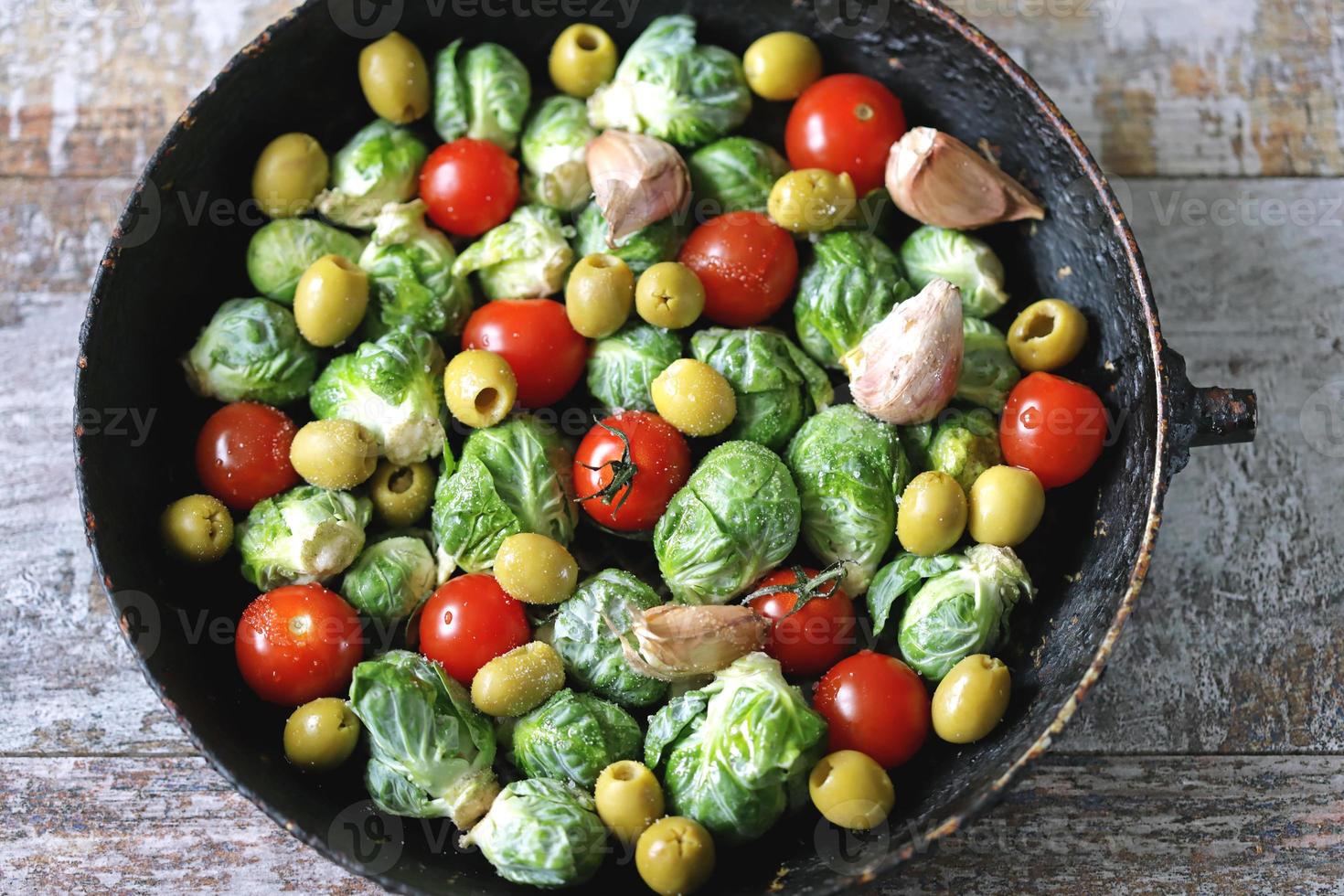 cavoletti di bruxelles con verdure ed erbe in padella foto