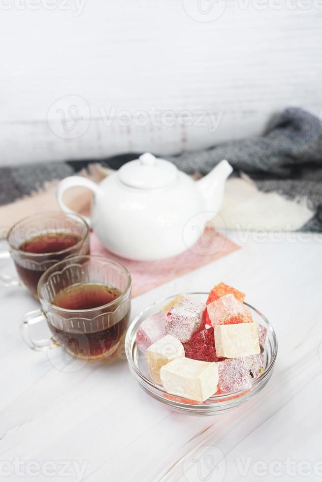 deliziose delizie turche con tè rosso foto