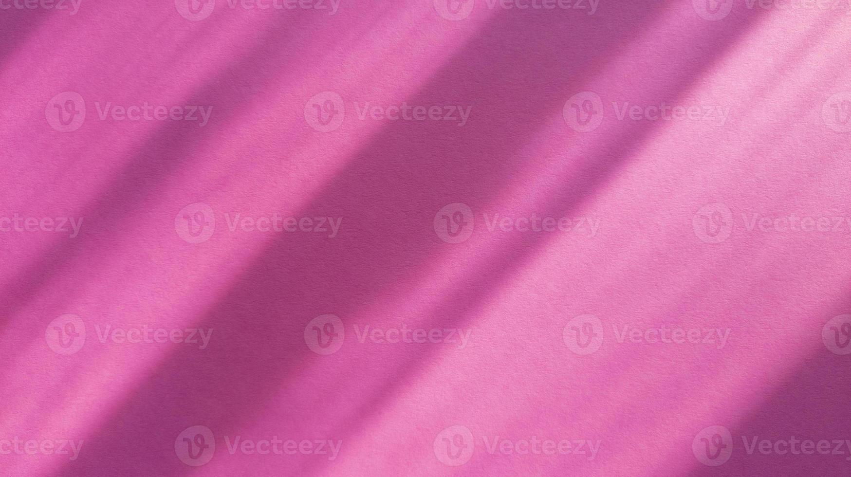 ombre diagonali su carta rosa pastello. sfondo astratto. foto d'archivio.