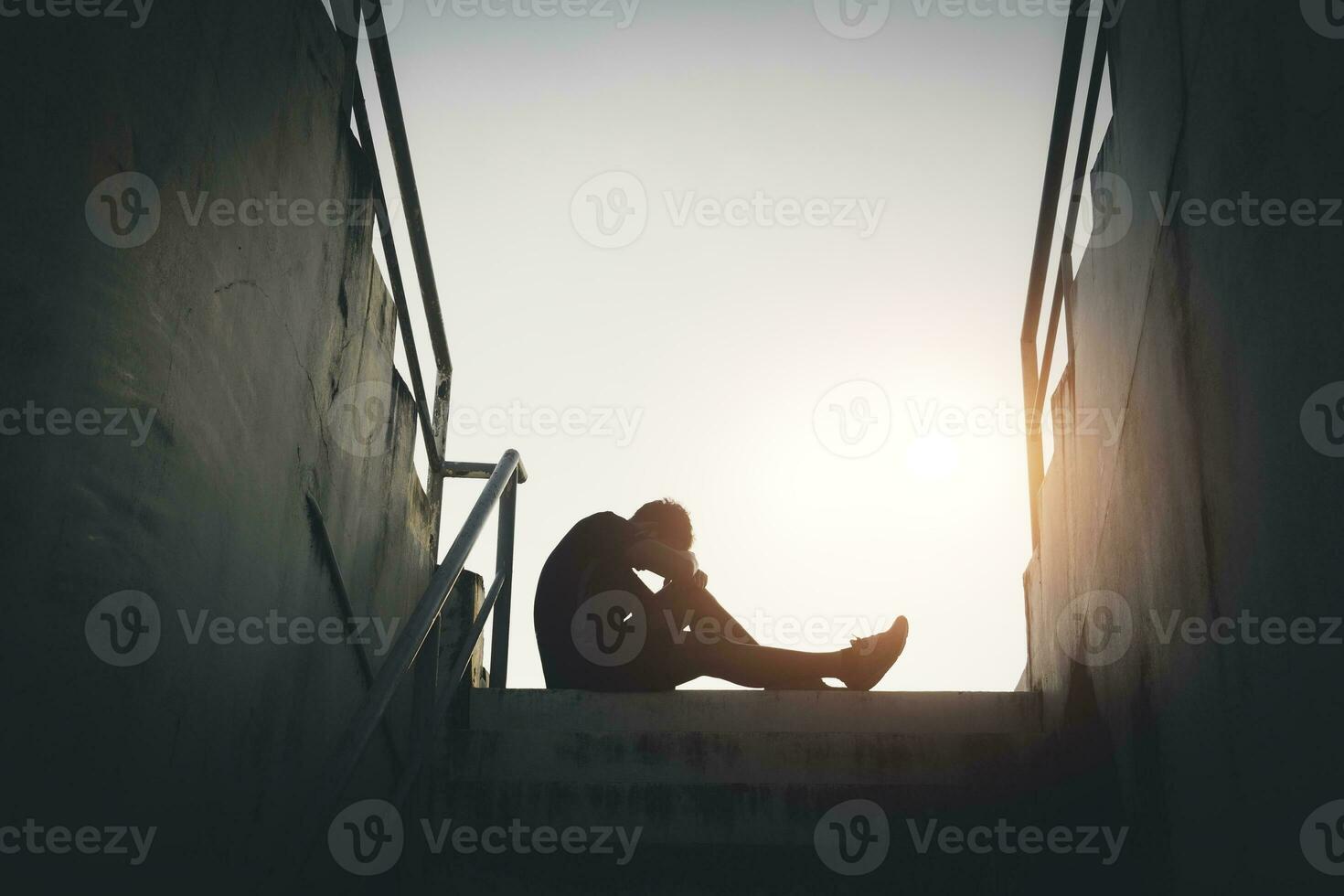 staglia di triste foto. solitario uomo seduta su il floor.he è infelice e triste.he è depressione.non amare,infelice,fallire.foto concetto per malattia e depressione. foto