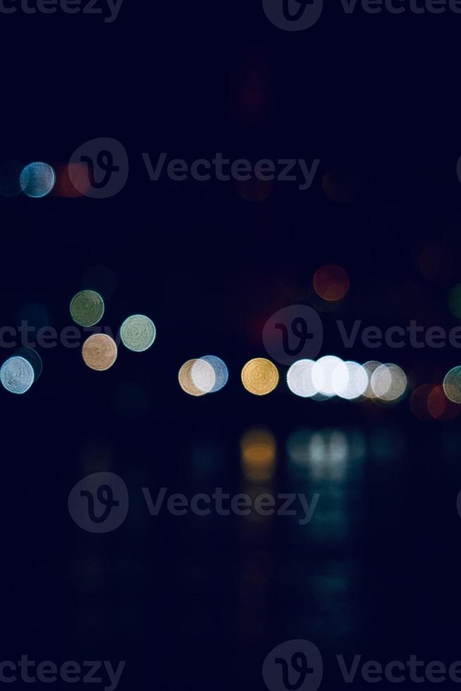 luci bokeh multicolori di notte foto