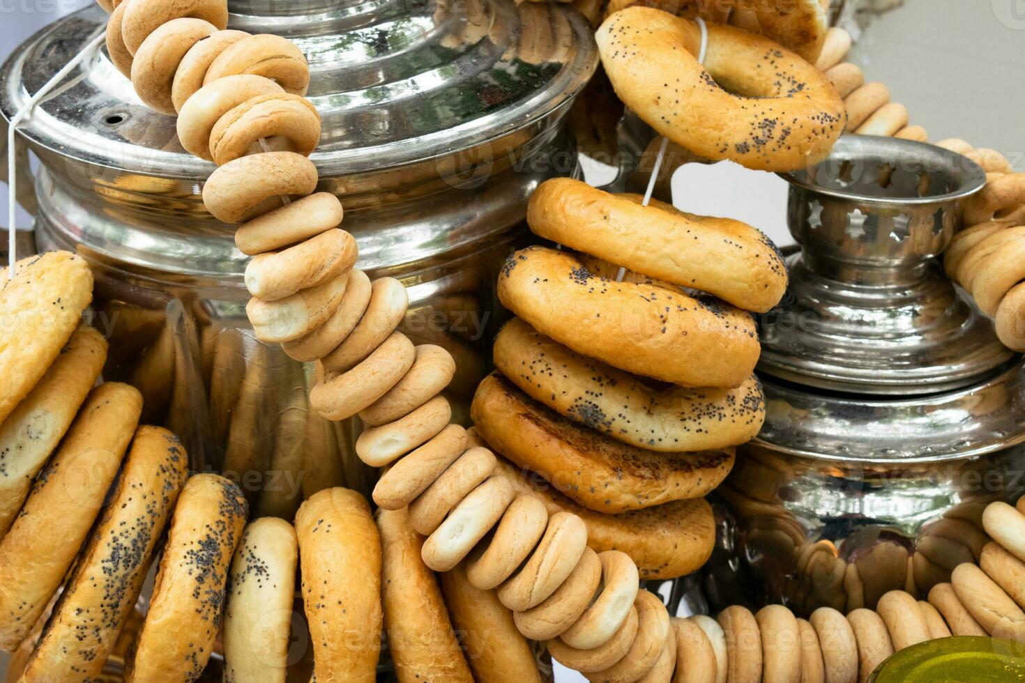 un' fascio di bagel su un' samovar foto