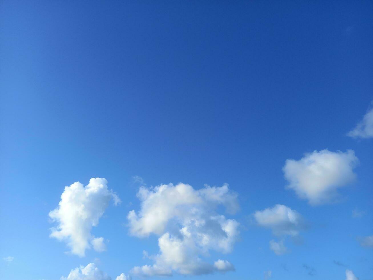 luminosa blu cielo con bianca nube foto. chiaro estate cielo fondale design per sfondo. foto