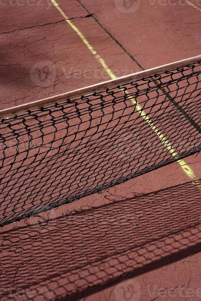 vecchio campo da tennis abbandonato foto