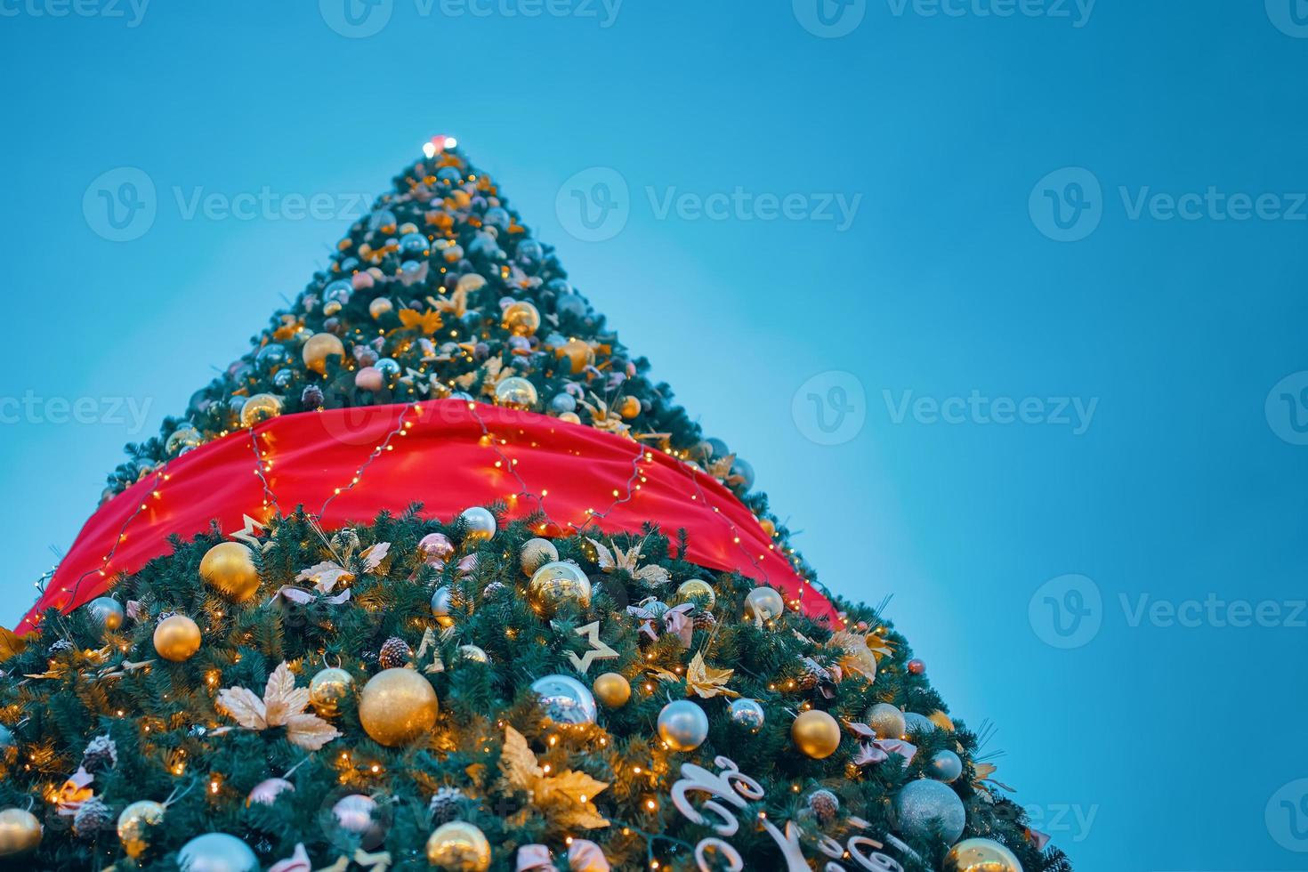 albero di natale con decorazioni. foto