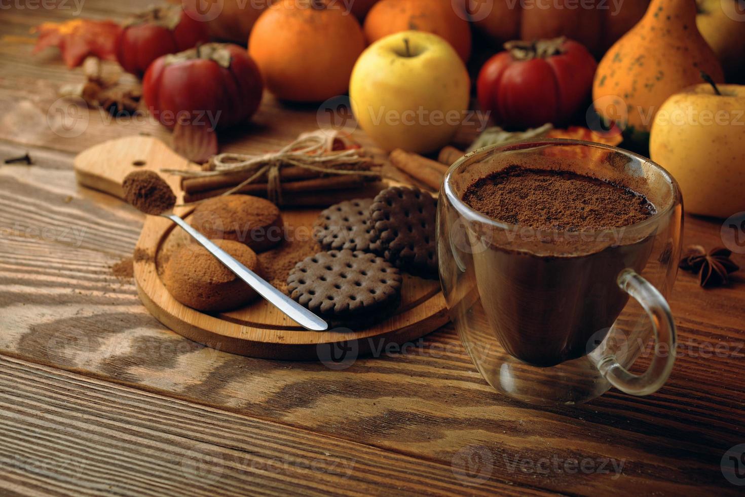 biscotti con latte sul tavolo. foto