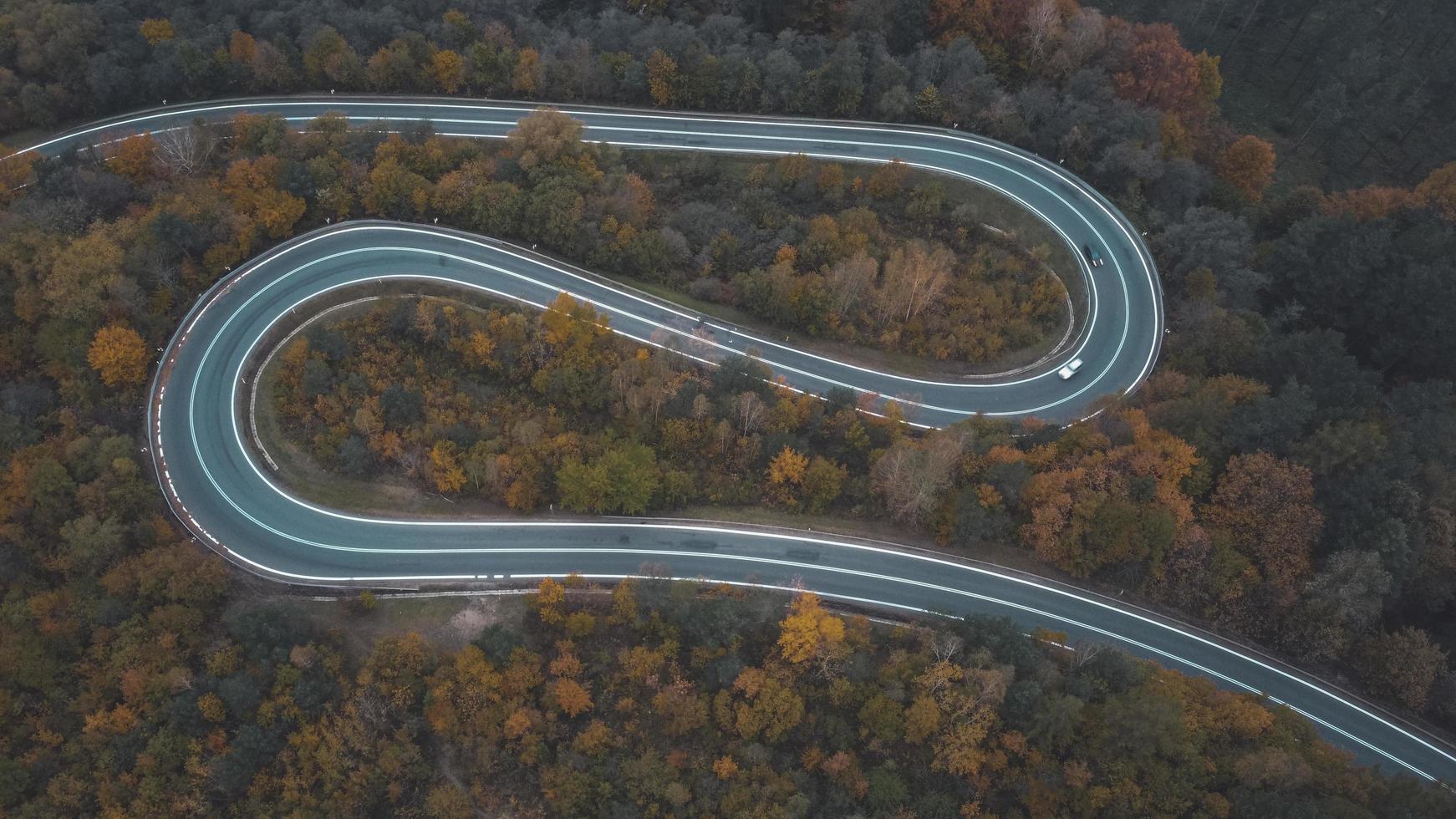 Vista aerea della strada curva sulle montagne della Polonia meridionale durante l'autunno foto