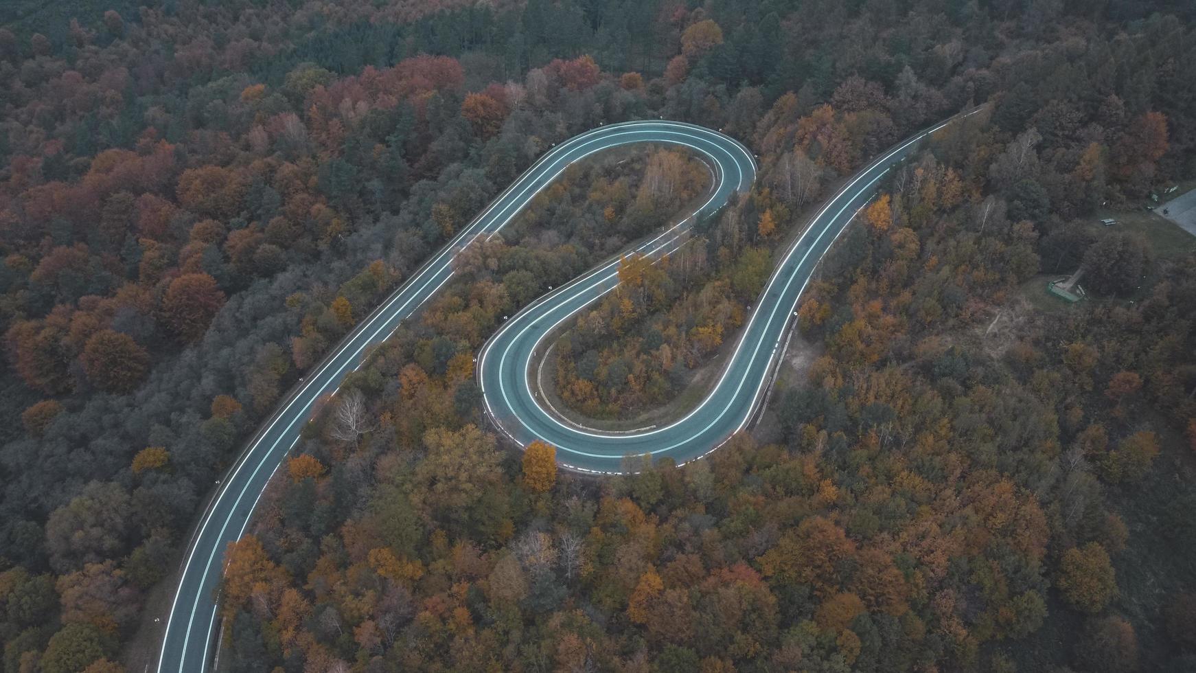 Vista aerea della strada curva sulle montagne della Polonia meridionale durante l'autunno foto