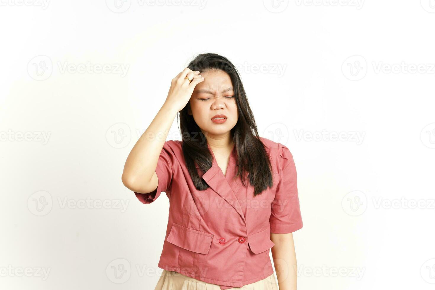 sofferenza mal di testa gesto di bellissimo asiatico donna isolato su bianca sfondo foto