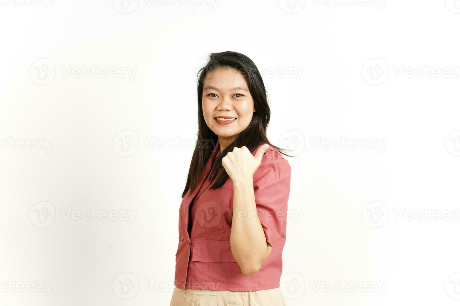 mostrando Prodotto e puntamento lato utilizzando pollice di bellissimo asiatico donna isolato su bianca sfondo foto