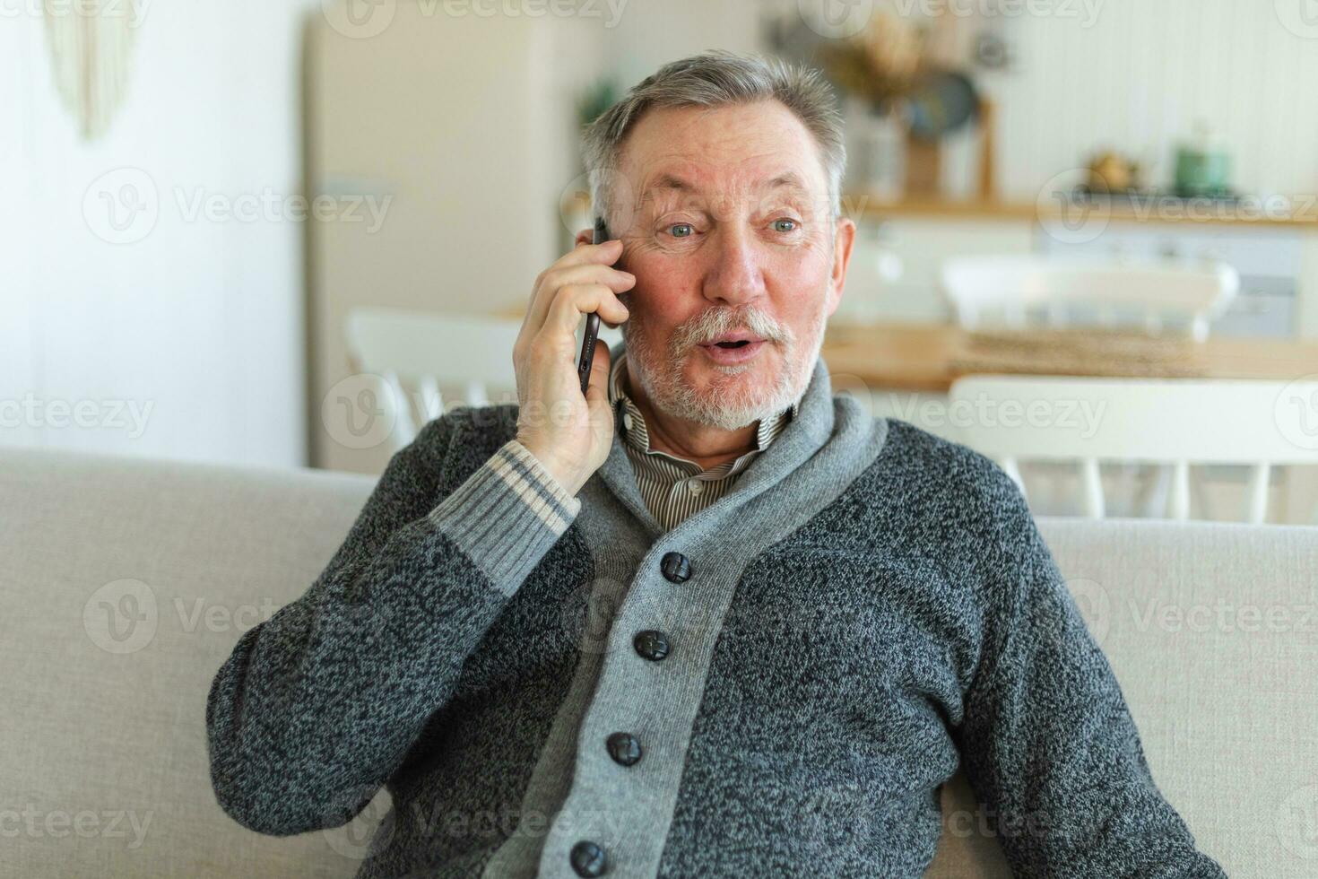 contento mezzo anziano anziano uomo parlando su smartphone con famiglia gli amici. più vecchio maturo nonno con cellula Telefono parlando con cresciuto su figli, riposo a casa. più vecchio generazione moderno Tech utilizzo. foto