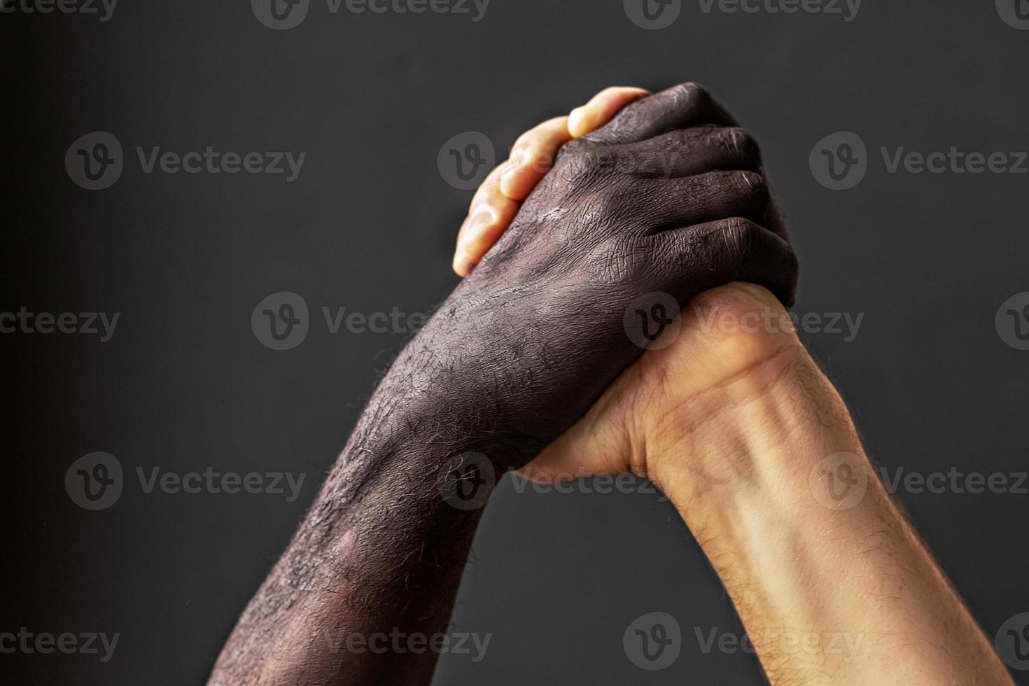 mani maschili in bianco e nero.il concetto di uguaglianza e la lotta contro il razzismo. foto