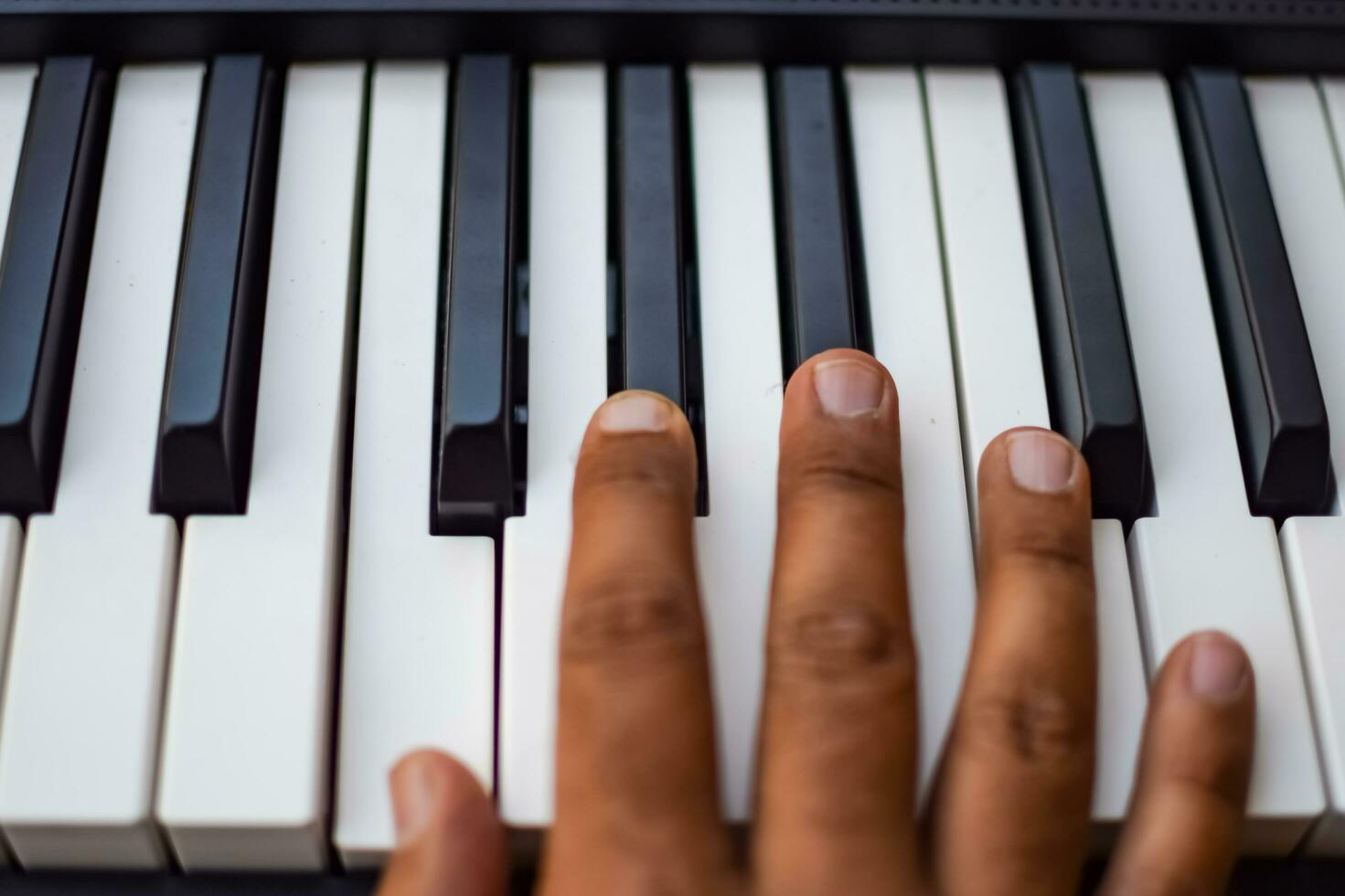 avvicinamento di pianoforte chiavi. pianoforte nero e bianca chiavi e pianoforte tastiera musicale strumento posto a il casa balcone durante soleggiato giorno. foto