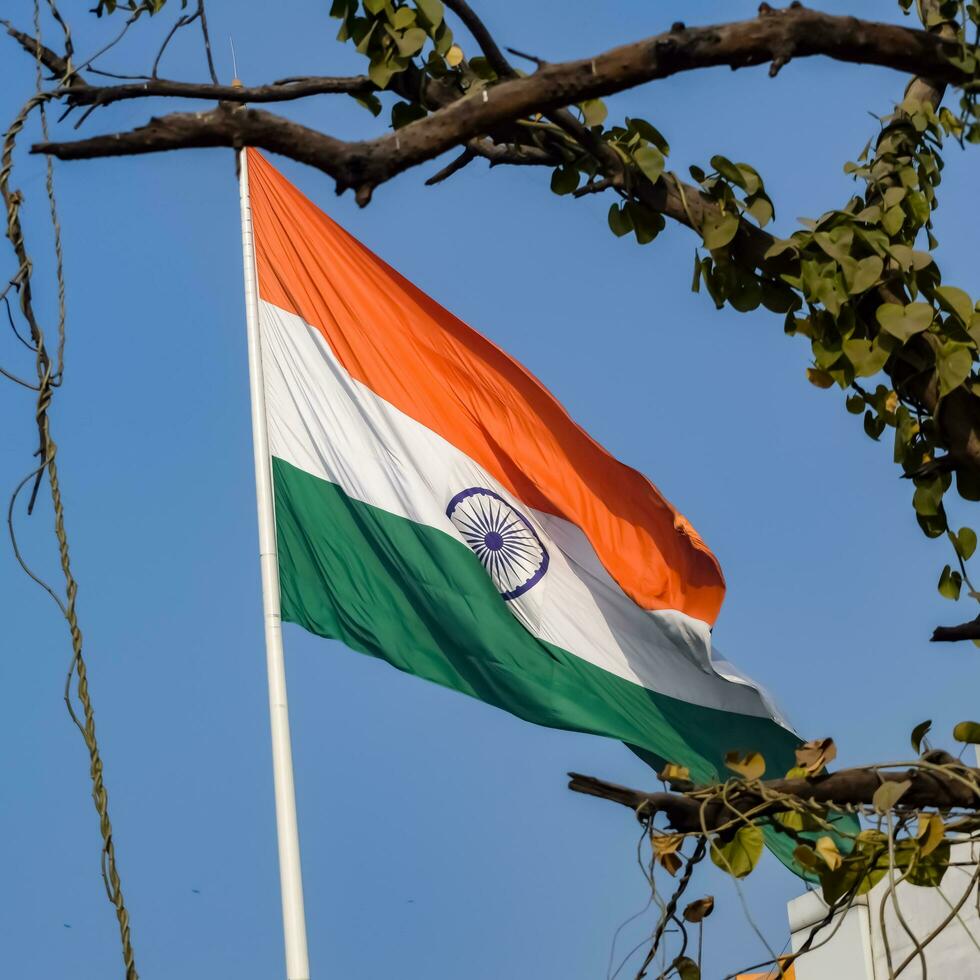 sventolando la bandiera indiana, bandiera dell'india, bandiera indiana che svolazza in alto a connaught place con orgoglio nel cielo blu, bandiera indiana, har ghar tiranga, sventolando la bandiera indiana foto