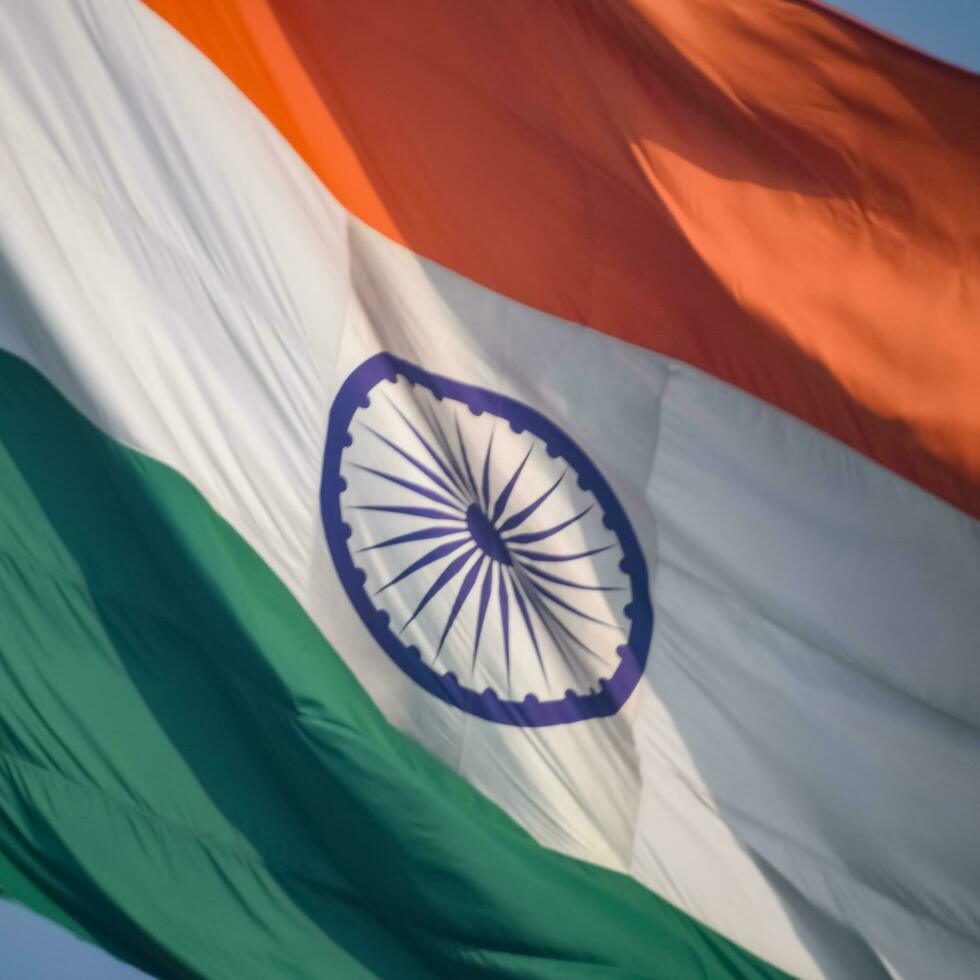 sventolando la bandiera indiana, bandiera dell'india, bandiera indiana che svolazza in alto a connaught place con orgoglio nel cielo blu, bandiera indiana, har ghar tiranga, sventolando la bandiera indiana foto