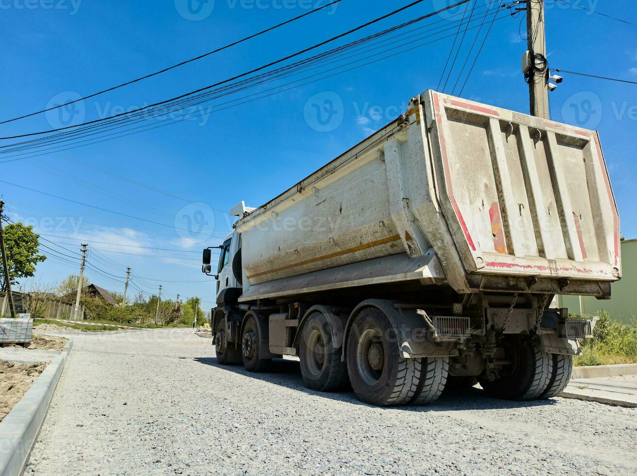 un' camion trasporto costruzione sabbia o calcestruzzo. il concetto di ricaricare su il strade e Noleggio un' cumulo di rifiuti camion per opera foto