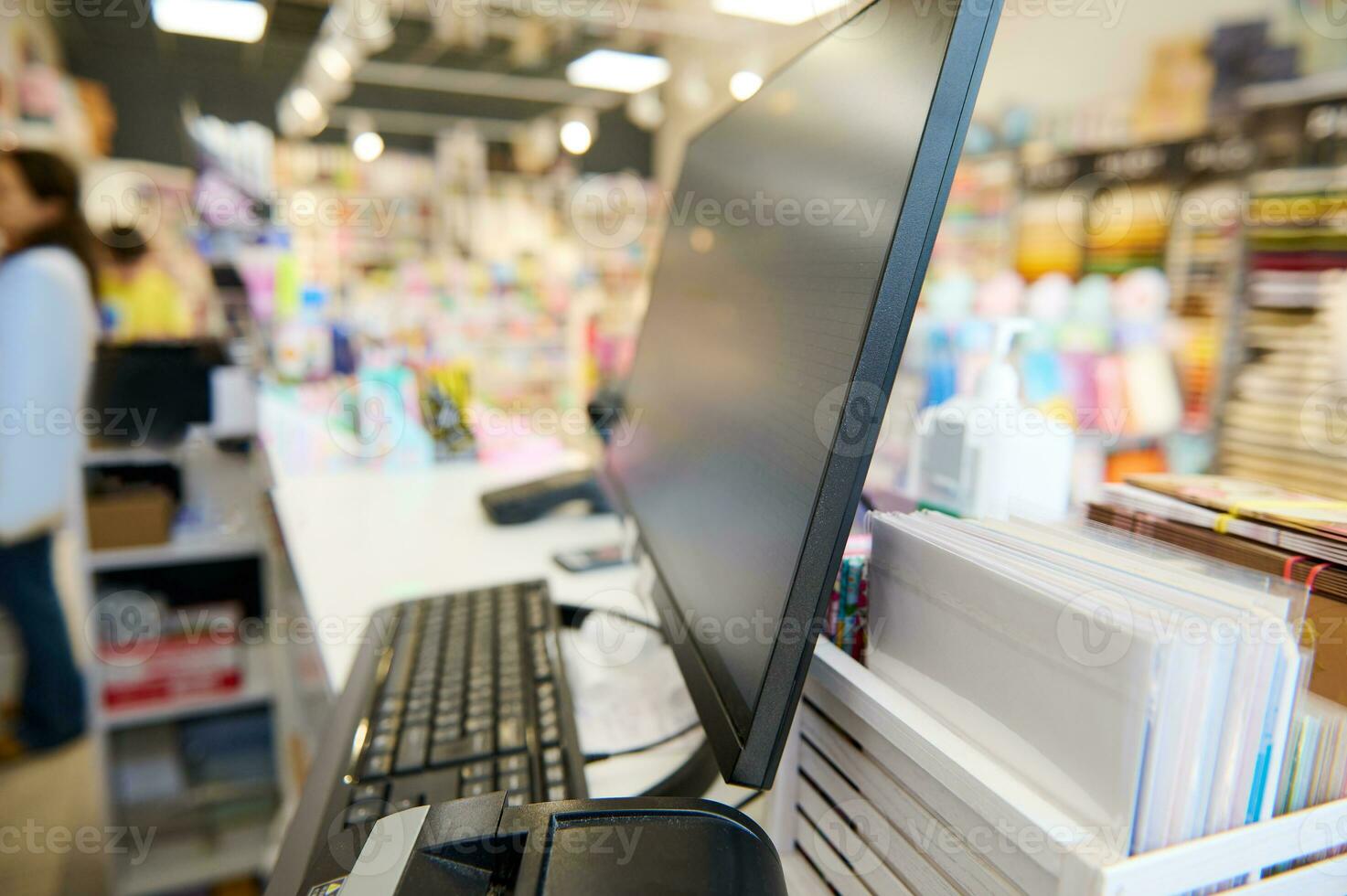 parziale Visualizza di un' moneta contatore, Nota conteggio macchina e pc tenere sotto controllo su il ricezione scrivania nel scuola Stazionario negozio foto