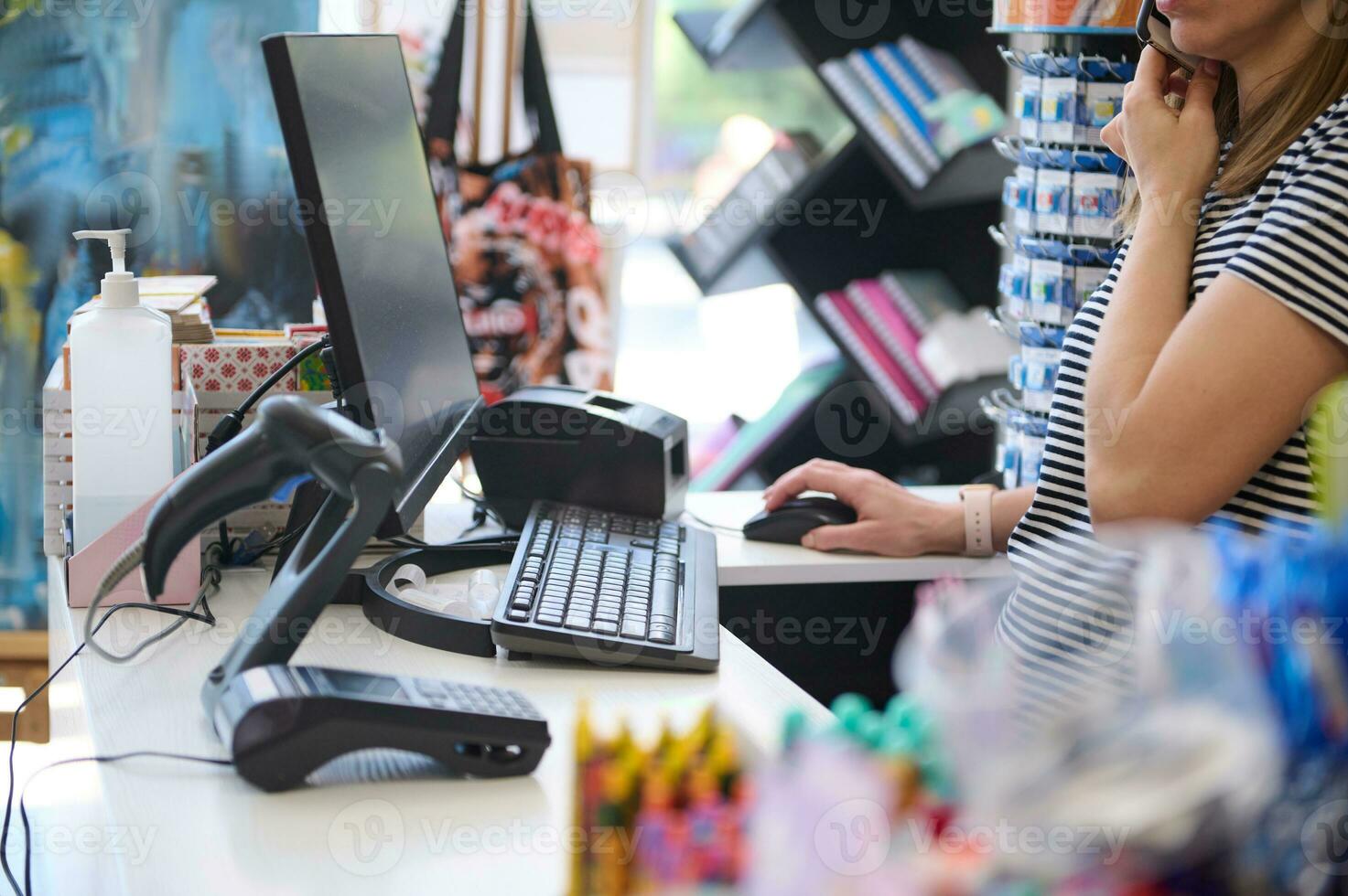 donna venditore nel ufficio fornitura negozio, parla su mobile Telefono, lavori su pc computer, ordini merce foto