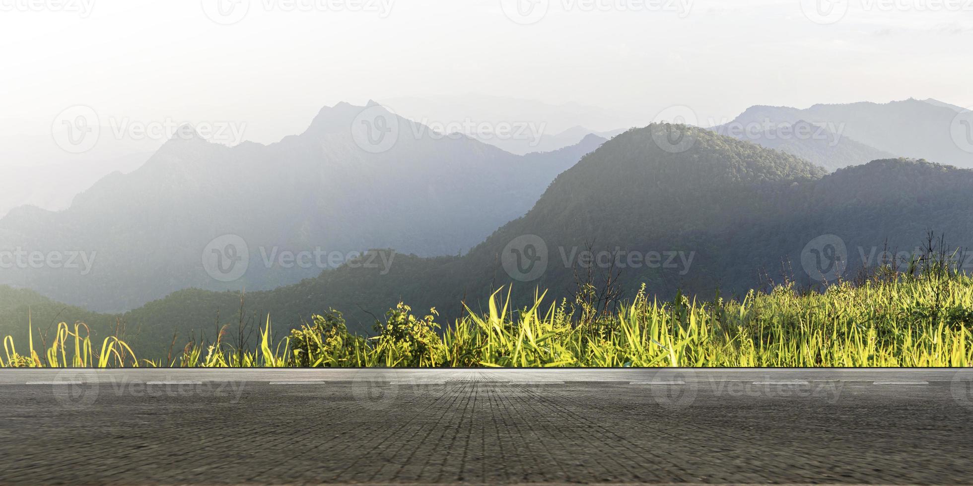 autostrada vuota strada asfaltata e bellissimo paesaggio di montagna foto