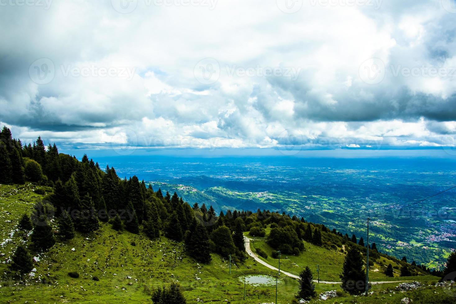 strada attraverso le montagne foto