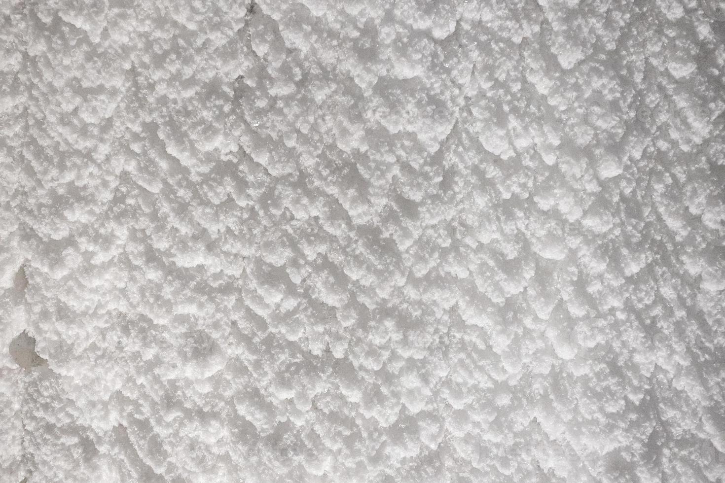 pareti bianche di ghiaccio e neve in rilievo in una grotta. sfondo naturale strutturato astratto. foto