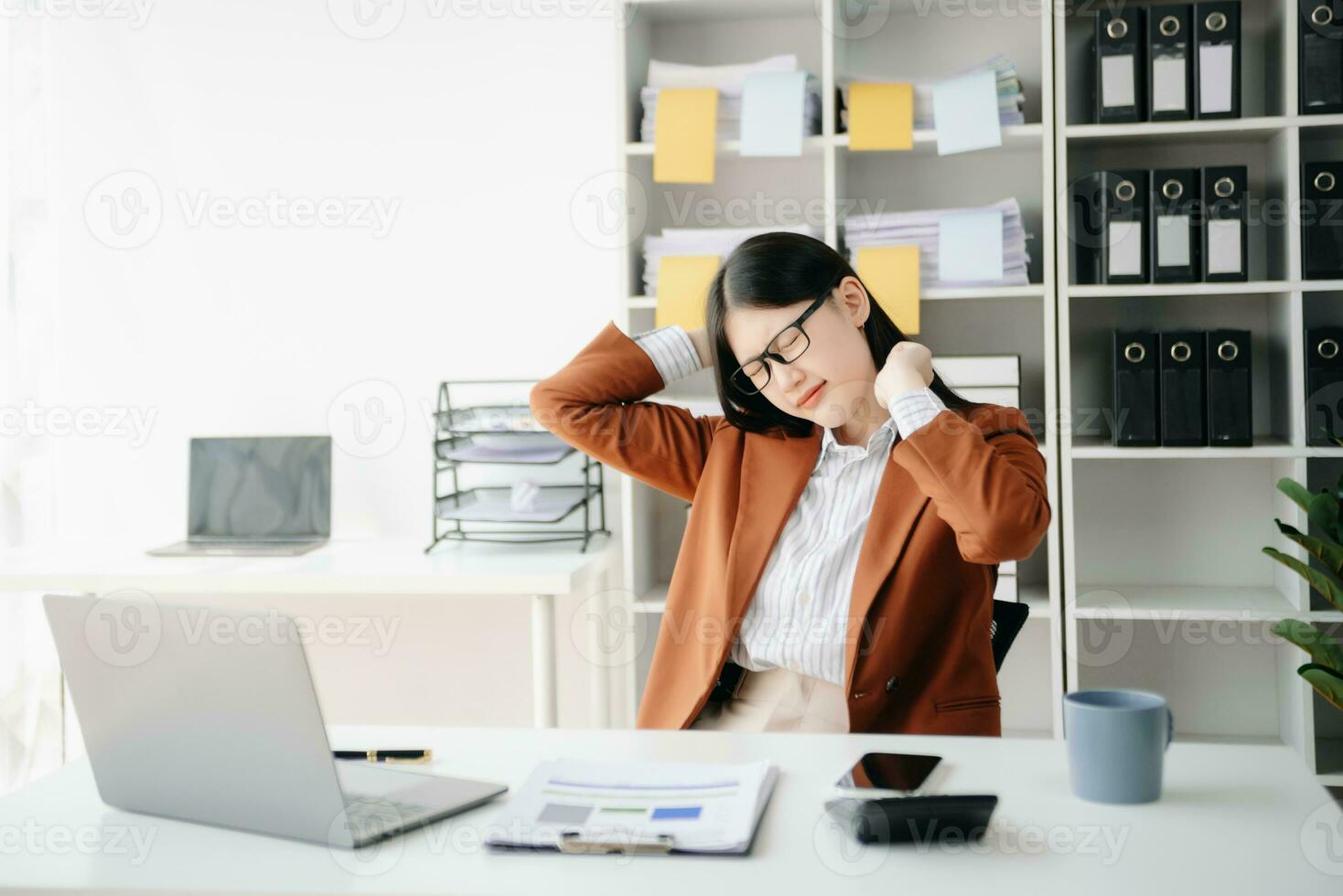 oberati di lavoro giovane asiatico donna d'affari ufficio lavoratore sofferenza a partire dal collo dolore dopo aveva un' lungo giorno a sua ufficio scrivania. foto